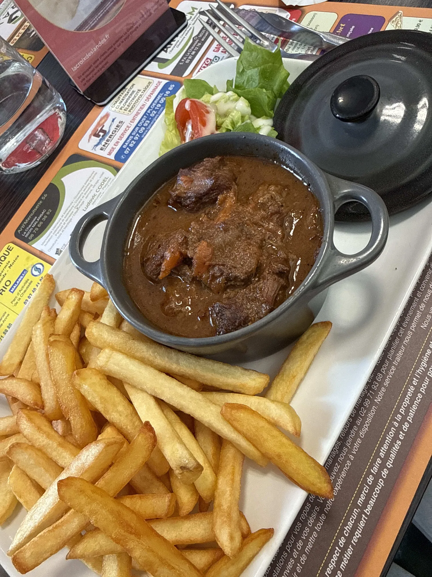 Salle du restaurant La Croix des Landes, ambiance conviviale