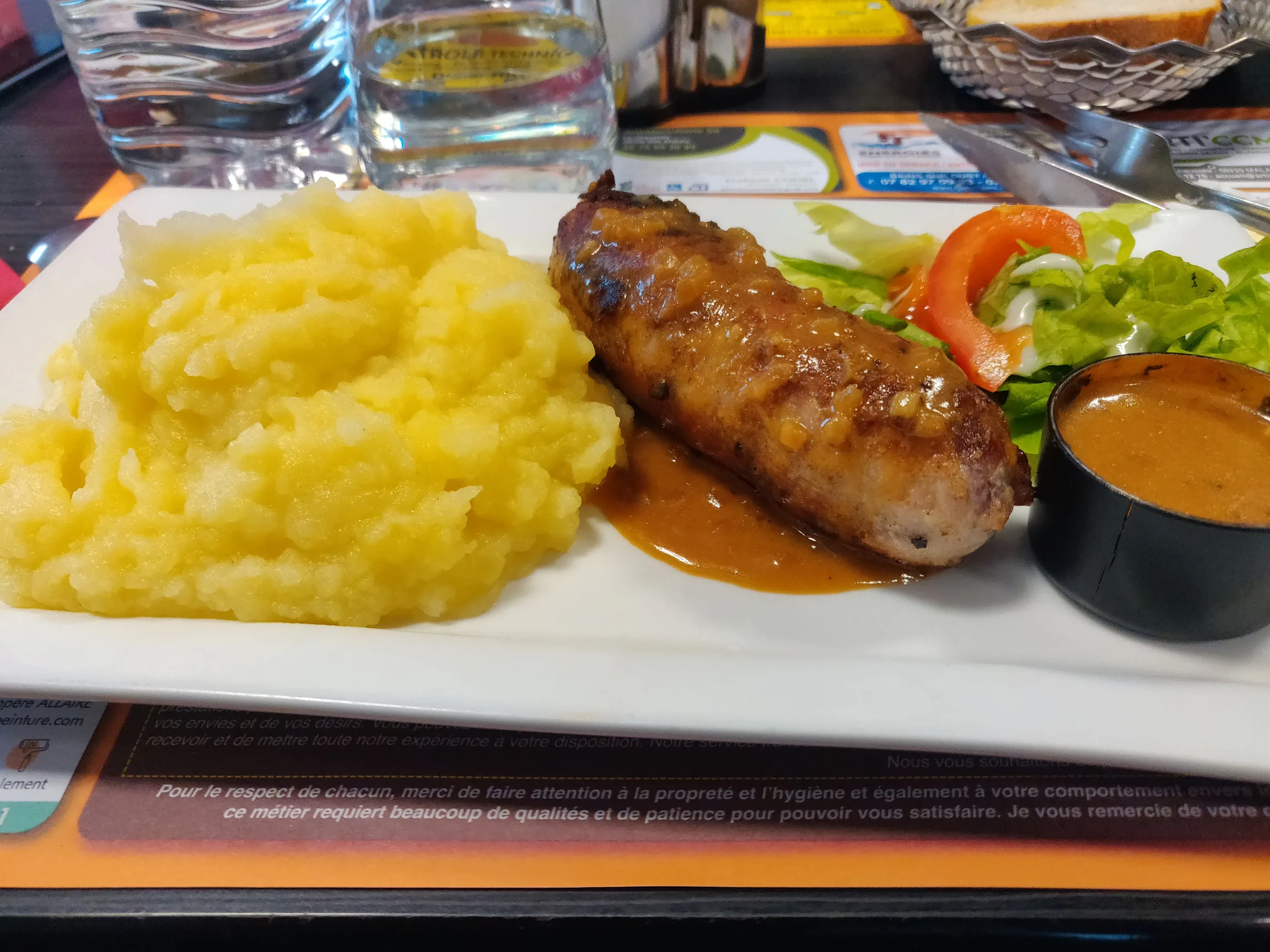Terrasse et extérieur du restaurant La Croix des Landes à Saint-Gorgon